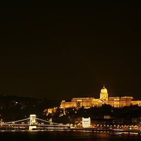 Budapest, pont des chaînes et château de Buda la nuit sur Rob Reeuwijk