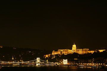 Budapest, Kettingbrug en Burcht van Boeda bij nacht van Rob Reeuwijk