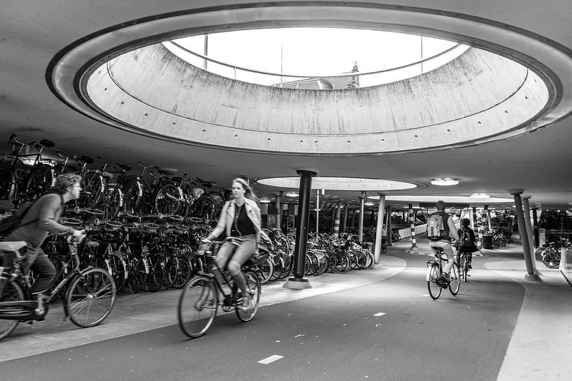 Station Groningen, Fietsenstalling 2 (zwart-wit) von Klaske Kuperus