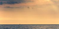 Kleine zeilboot op wijde oceaan van Robert Ruidl thumbnail