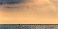 Kleine zeilboot op wijde oceaan