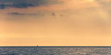 Kleine zeilboot op wijde oceaan van Robert Ruidl