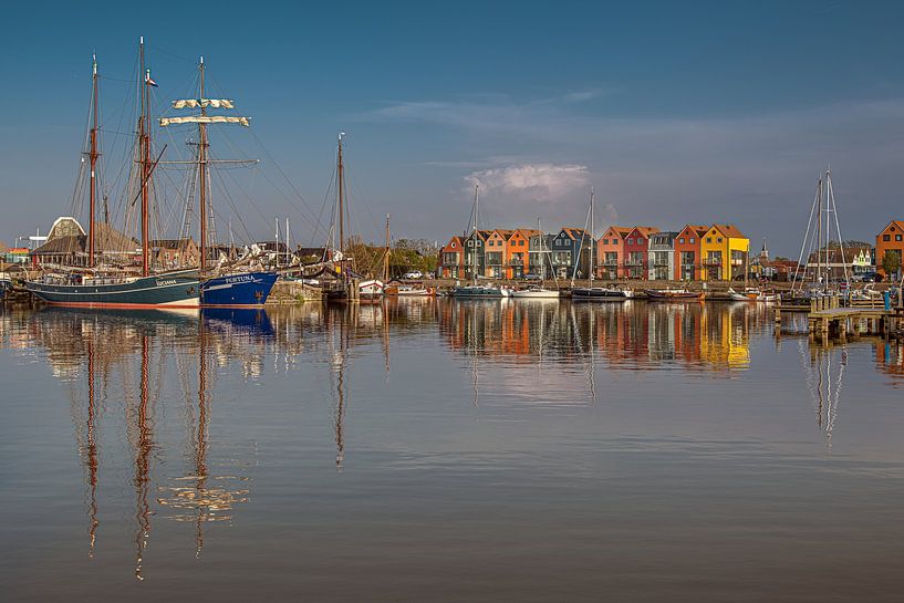 Der Hafen von Stavoren im frühen Frühlingsabendlicht an einem windstillen Abend. von Harrie Muis