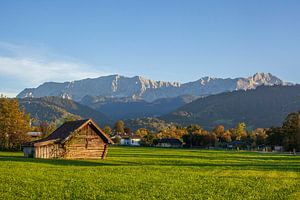 Heustadel mit Wiese und Alpen im Abendlicht