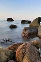gekleurde stenen in de zee