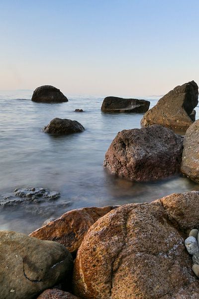 gekleurde stenen in de zee von Eline Oostingh