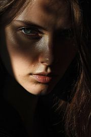 Frau in Streifenlicht von Poster Art Shop