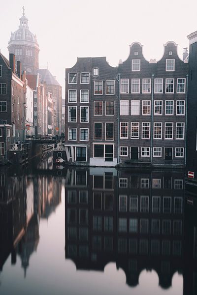 Amsterdam - grachtenpanden met St Nicolaaskerk van Thea.Photo