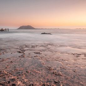 Mooie ochtend op het zandstrand. Lange blootstelling aan de zee. Melkachtige zonsopgang in nevel en  van Fotos by Jan Wehnert