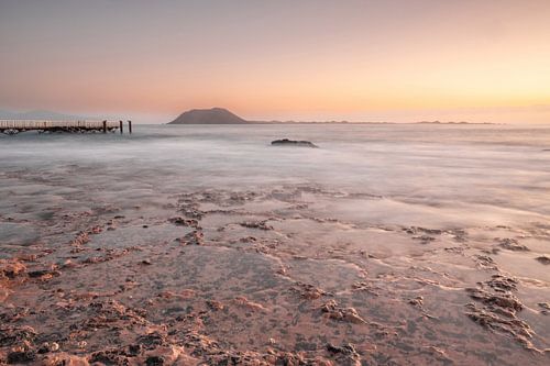 Mooie ochtend op het zandstrand. Lange blootstelling aan de zee. Melkachtige zonsopgang in nevel en 