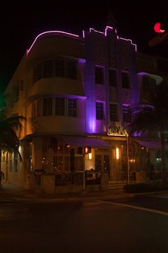 Miami Beach, Ocean Drive - L'hôtel Marlin la nuit sur t.ART