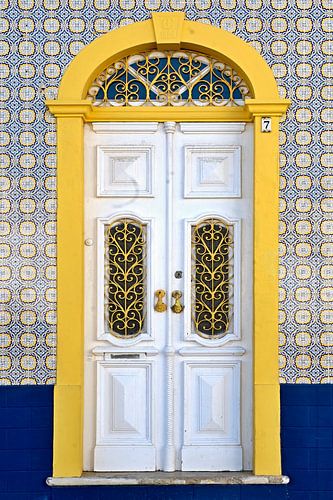 Door in yellow and blue