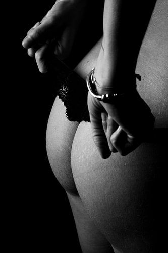 Schwarz-Weiß-Foto einer nackten Frau, die ihren Tanga auszieht - sinnliche Kunst