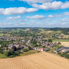 Luchtpanorama van Mechelen en omgeving in Zuid-Limburg van John Kreukniet