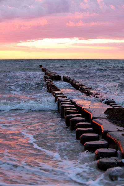 Oostzee: strand met kribben bij Ahrenshoop in de zonsondergang van t.ART