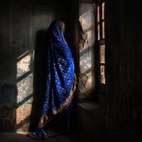 Vrouw in Blauwe Sari Staart Dromerig Naar Buiten