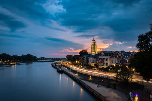Deventer skyline tijdens het blauwe uurtje