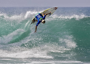 Surfer in Nazare, Portugal auf der grossen Welle