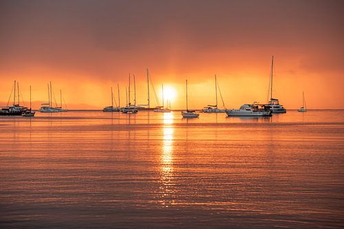 Zonsondergang op Elba met uitzicht op zee & met een boot