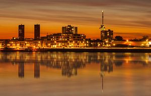 Orange sunset at the maashaven in Rotterdam van Ilya Korzelius