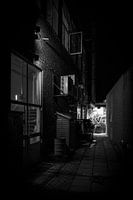 Dunkle Gasse mit Graffiti