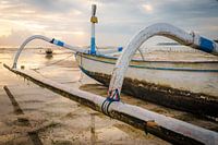 Bateau balinais à balancier sur la terre ferme