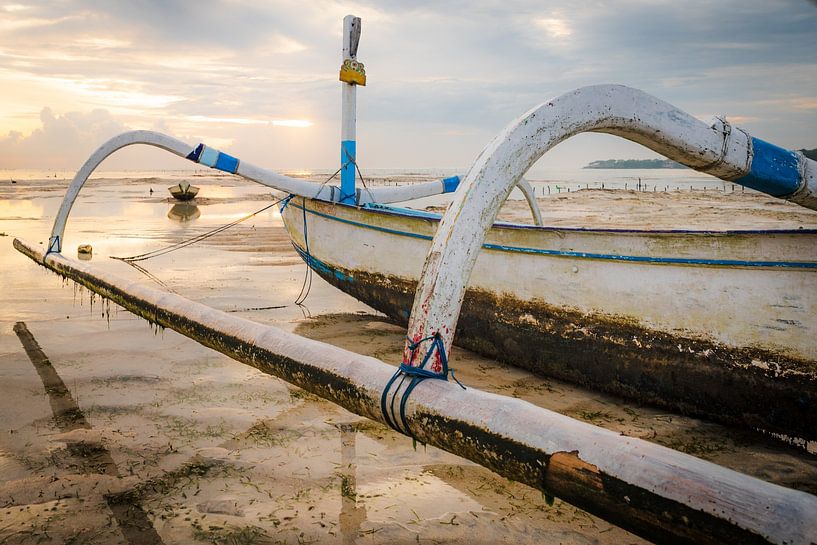 Bateau balinais à balancier sur la terre ferme par Bart Hageman Photography