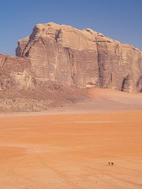 Nomade in de Wadi Rum woestijn in Jordanië van Teun Janssen