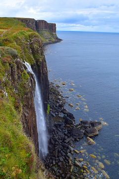 Wasserfall am Meer an der zerklüfteten Küste der Isle of Skye, Schottland von Studio LE-gals