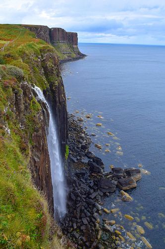 Cascade de bord de mer sur la côte accidentée de l'île de Skye, en Écosse.