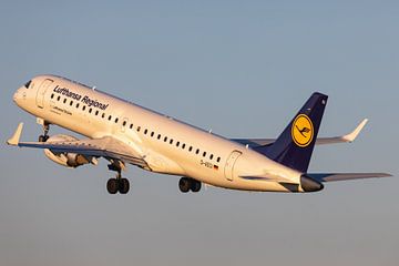 Lufthansa Cityline vertrekkend in prachtig avondlicht van Daan van der Heijden
