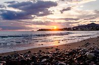 ondergaande zon aan het strand op Kreta van Joke Troost thumbnail