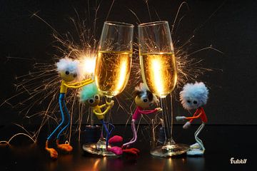 Des personnes de petite taille fêtant avec des feux d'artifice.