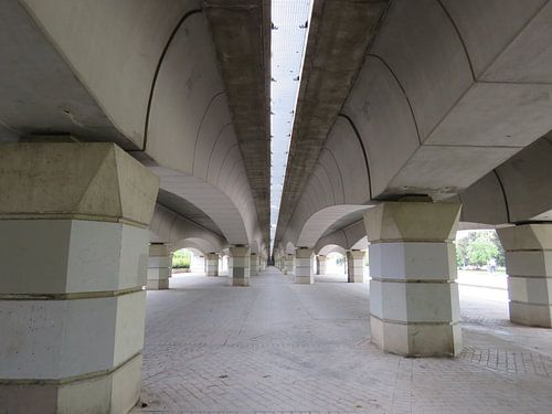 Lijnenspel onder een Spaanse brug