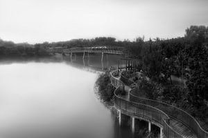 Romantische rivier met brug in Azië in zwart-wit. van Manfred Voss, Schwarz-weiss Fotografie