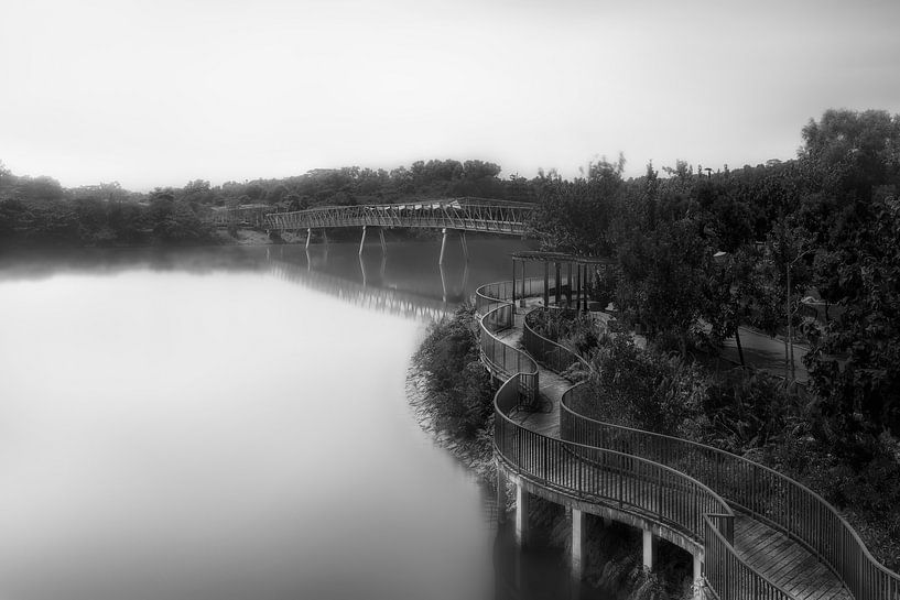 Romantische rivier met brug in Azië in zwart-wit. van Manfred Voss, Schwarz-weiss Fotografie