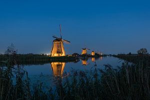 Prachtig schouwspel verlichte molens Kinderdijk van Moetwil en van Dijk - Fotografie