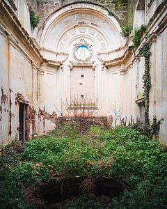 Église abandonnée en décrépitude. sur Roman Robroek - Photos de bâtiments abandonnés