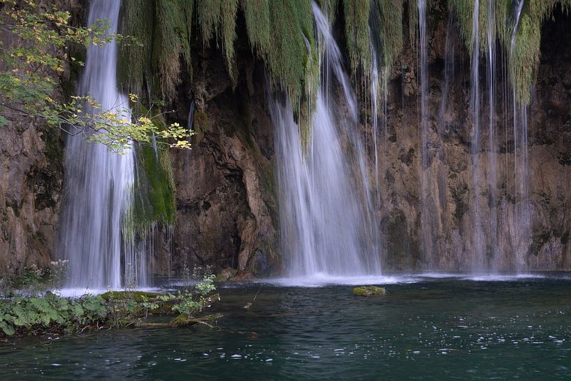 Chute d'eau dans le parc national des lacs de Plitvice par Anges van der Logt