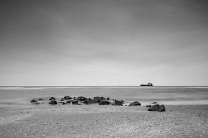 Ameland strand met stenen en vissersboot