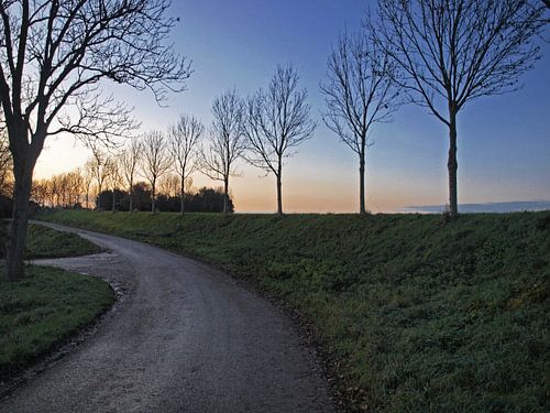 Dijk bij zonsondergang