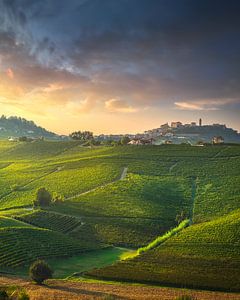 Sonnenuntergang über den Weinbergen der Langhe