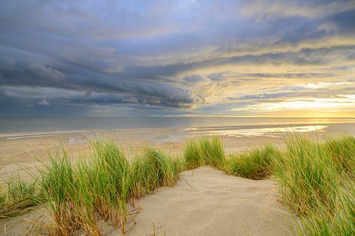 Sonnenaufgang am Strand der Insel Texel mit Annäherung einer Gewitterwolke