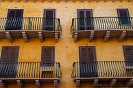 gele woningen met vier balkons van Eline Oostingh thumbnail