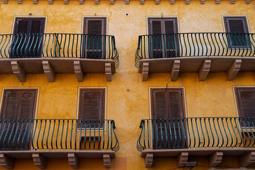 gele woningen met vier balkons