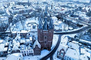 Das alte Tor von Zwolle Sassenpoort an einem kalten Wintermorgen