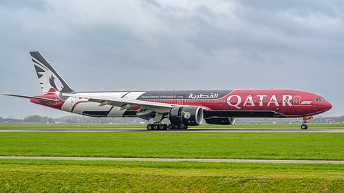 Eine Boeing 777-300 der Qatar Airways mit Formel-1-Lackierung.