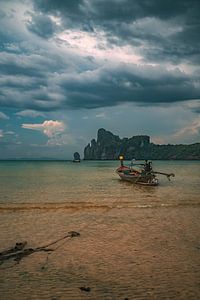 Longboat Thailand in the sea and mountain views by Luuk van den Ende