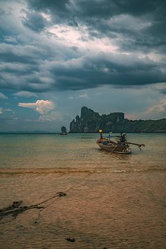 Longboat Thailand in zee en uitzicht op bergen van Luuk van den Ende