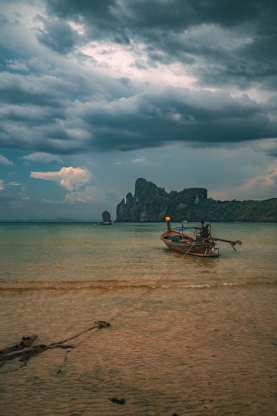 Longboat Thaïlande : vue sur la mer et les montagnes par Luuk van den Ende